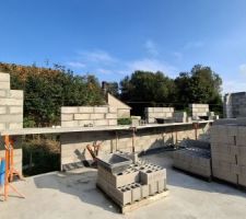 &Eacute;l&eacute;vation des murs ! Super content ! Nous aurions d&ucirc; seulement commencer, le constructeur a assur&eacute; pour le moment !