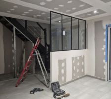 La verrière qui a été posée pour délimiter l'entrée et le salon