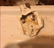 Fixation lavabo se décroche du carreau de platre