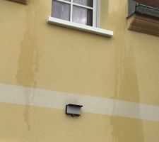 Sur la façade de ma maison, de l'eau qui déborde de gouttières où l'eau n'avait pas pas possibilités de s'évacuer. Ses écoulements vont laisser plus tard des traces blanches sur les façades.