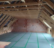 Plancher de l'étage après couverture sans vélux d'un côté suite à une erreur de mesure ...