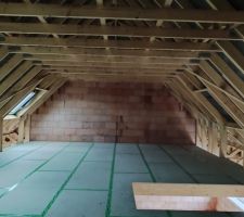 Plancher de l'étage après couverture sans vélux d'un côté suite à une erreur de mesure ...
