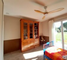 Chambre réaménagée avec la bibliothèque du bureau