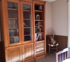 Chambre réaménagée avec la bibliothèque du bureau