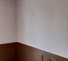 Création de sous-bassement peint avec tapisserie au dessus