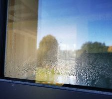 05 10 2024 Condensation dans maison non ventilée après coulage de la 1ère chape avant pose des dalles isolantes / malgré que nous en ayons informé le constructeur, aucune action n'est réalisée / l'eau ruisselle partout de l'intérieur depuis des semaines