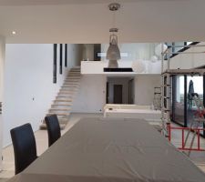 RDC repeint par de très bons peintres, dans les règles de l'art car travaux du départ (en 2015) ont été  très mal faits: joints décollées, peinture cloquée et qui croûtait de partout. donc tout à refaire !