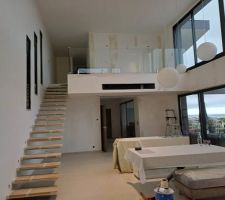 RDC repeint par de très bons peintres, dans les règles de l'art car travaux du départ (en 2015) ont été  très mal faits: joints décollées, peinture cloquée et qui croûtait de partout. donc tout à refaire !