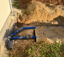 Sortie des eaux usées d?une part et ventilation de fosse pour sortie en toiture d?autre part