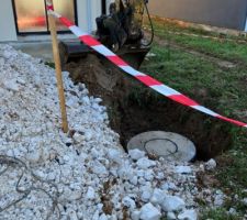 Le puit de récupération des eaux de pluie. Profondeur 8m