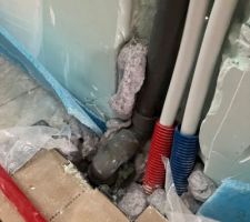 Tuyaux des meubles suspendus en cours d?être encastrés.