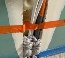 Tuyaux des meubles suspendus en cours d?être encastrés.