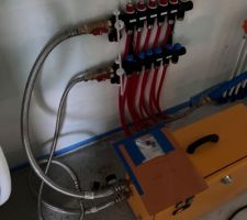 La petite chaudière électrique pour la mise en chauffe de la chape.