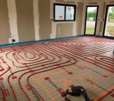 Circuit d?eau du plancher chauffant sur isolant 4cm