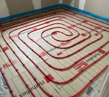 Circuit d?eau du plancher chauffant sur isolant 4cm