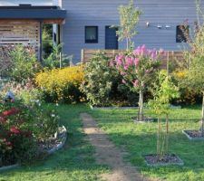 Après drainage du jardin, les herbes alentour drageonnent vers les allées