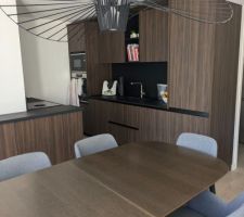 Cuisine MOREL Saint-Malo façade Noyer et plan de travail granit de chez Pythagore hotte BORA