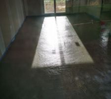 26 09 2024 1ère chape coulée sur la dalle avant installation du plancher chauffant