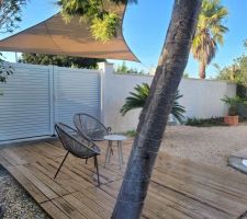 Une terrasse en bois exotique apportera moins de min&eacute;ralis&eacute;e &agrave; l'ensemble, essais en cours avant pose