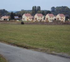 Vue du lotissement
les maisons BBC ossatures bois du lotisseur au fond et devant les terrains pour les constructions libre de constructeur !!