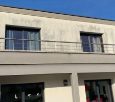 Façade reprise il y a 7 ans maximum, état catastrophique