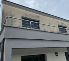 Façade reprise il y a 7 ans maximum, état catastrophique