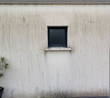 Façade reprise il y a 7 ans maximum, état catastrophique