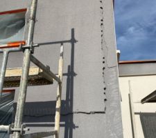 Après réfection, il s?avère que même la reprise était d?une qualité pitoyable, la trame n?était fixée à la première couche que par des agrafes, tout part en lambeaux.Vraiment un travail qui ne vaut pas la peine, à fuir