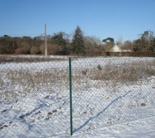 Notre terrain , le lotisseur avance aussi de son côté ,il nous a mis le grillage !