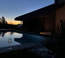 Ambiance plein sud, piscine et soleil couchant