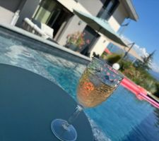 Piscine, rosé et vacances