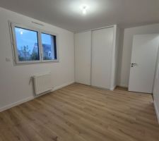 Une des chambres avec le parquet et le placard.