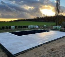 Carrelage de la piscine terminé. Il  reste à  faire les joints.