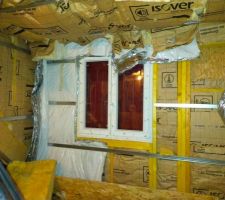 Les mur sont isolé par le extérieur avec un R 0.90 et par l intérieur avec de la laine de verre 140§32 R 4.35+ isolant mince R 3.6 quand au plafond isolé en 240§35 R6.85+ récupération de l ancien isolant en couche croisé 180§40 R4.5 ça devrait le faire
