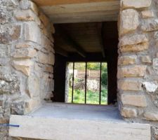 Une fen&ecirc;tre suppl&eacute;mentaire a &eacute;t&eacute; perc&eacute; c&ocirc;t&eacute; rue dans la maison face &agrave; la baie vitr&eacute;e car la maison &eacute;tait sombre. On s'est apper&ccedil;u qu'une fen&ecirc;tre existait jadis &agrave; la m&ecirc;me place (boutde linteau dans le mur).
Le choix des ma&ccedil;on a &eacute;t&eacute; de mettre un linteau bois en d&eacute;co suivi de poutrelles b&eacute;ton.