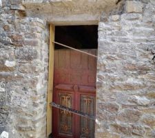 Sur la porte d'entr&eacute;e de la maison c&ocirc;t&eacute; rue, un vieux linteau b&eacute;ton avait &eacute;t&eacute; cr&eacute;&eacute;, les ma&ccedil;ons l'ont creus&eacute; pour y loger un linteau bois en d&eacute;co.