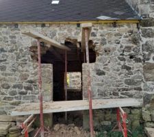 Remplacement et sur&eacute;l&eacute;vation du linteau de porte de cr&egrave;che c&ocirc;t&eacute; jardin.
