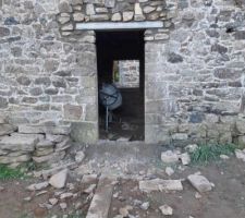 Voici la porte de la cr&egrave;che avec son nouveau linteau.