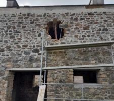 Sur la maison côté jardin: le percement dela baie vitrée, de la fenêtre cuisine et celui de la salle de bain.