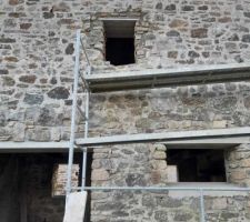 Avec les linteaux pos&eacute;s et les jambages remont&eacute;s.