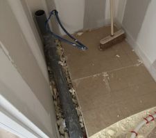 DES TUYAUX qui court sous la chape...