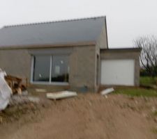 Pose des fenêtres et des portes, entrée et garage. La mise hors d'eau de la maison a été rapide. La volige et les charpentes n'ont pas vu l'eau, c'est un très bon point pour préserver les traitements. Tout se passe très bien.