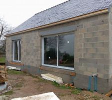 Pose des fenêtres et des portes, entrée et garage. La mise hors d'eau de la maison a été rapide. La volige et les charpentes n'ont pas vu l'eau, c'est un très bon point pour préserver les traitements. Tout se passe très bien.