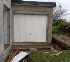 Pose des fenêtres et des portes, entrée et garage. La mise hors d'eau de la maison a été rapide. La volige et les charpentes n'ont pas vu l'eau, c'est un très bon point pour préserver les traitements. Tout se passe très bien.