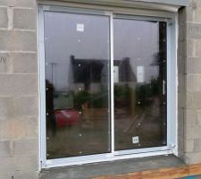 Pose des fenêtres et des portes, entrée et garage. La mise hors d'eau de la maison a été rapide. La volige et les charpentes n'ont pas vu l'eau, c'est un très bon point pour préserver les traitements. Tout se passe très bien.