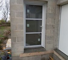 Pose des fenêtres et des portes, entrée et garage. La mise hors d'eau de la maison a été rapide. La volige et les charpentes n'ont pas vu l'eau, c'est un très bon point pour préserver les traitements. Tout se passe très bien.