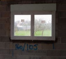 Pose des fenêtres et des portes, entrée et garage. La mise hors d'eau de la maison a été rapide. La volige et les charpentes n'ont pas vu l'eau, c'est un très bon point pour préserver les traitements. Tout se passe très bien.