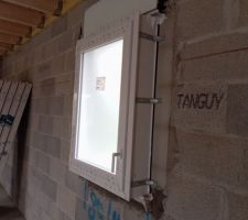 Pose des fenêtres et des portes, entrée et garage. La mise hors d'eau de la maison a été rapide. La volige et les charpentes n'ont pas vu l'eau, c'est un très bon point pour préserver les traitements. Tout se passe très bien.