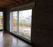 Pose des fenêtres et des portes, entrée et garage. La mise hors d'eau de la maison a été rapide. La volige et les charpentes n'ont pas vu l'eau, c'est un très bon point pour préserver les traitements. Tout se passe très bien.