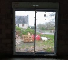 Pose des fenêtres et des portes, entrée et garage. La mise hors d'eau de la maison a été rapide. La volige et les charpentes n'ont pas vu l'eau, c'est un très bon point pour préserver les traitements. Tout se passe très bien.